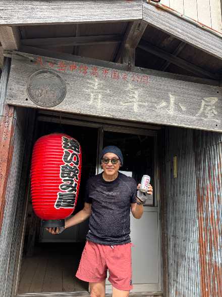 青年小屋の前で